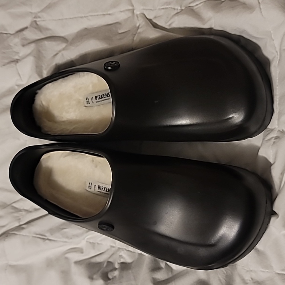 Birkenstock clogs for men size 8 with sherling insoles in great condition.